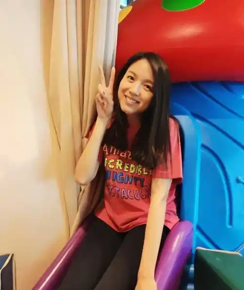 35岁张梓琳化身小朋友在游乐场和女儿玩耍,可以看出张梓琳当天是素颜