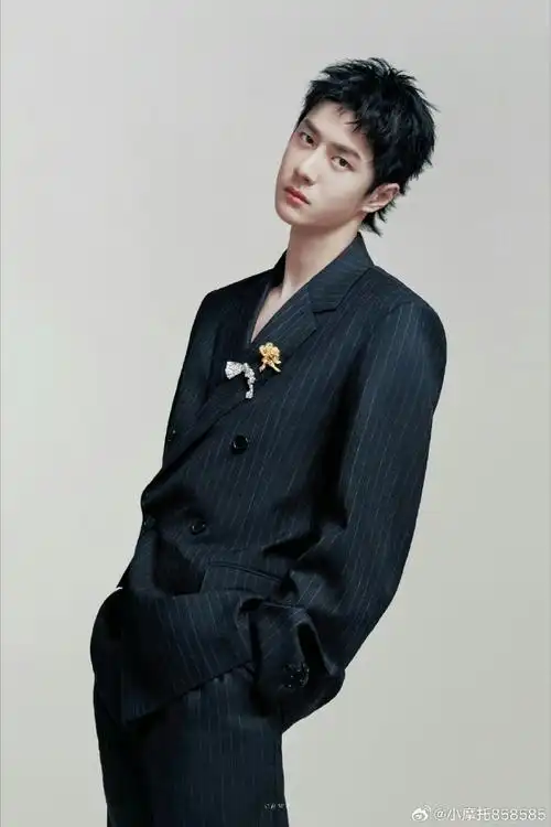 王一博竖纹西装