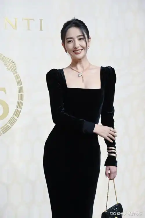 佟丽娅穿方领礼服出席宝格丽品牌活动