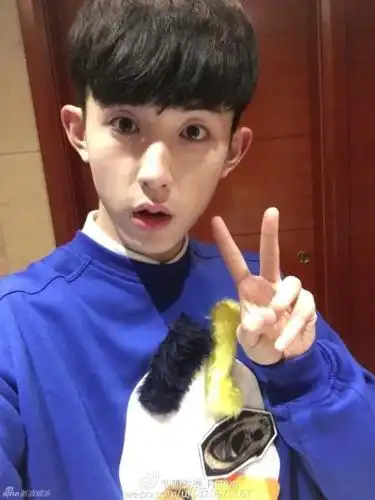 《太子妃升职记》录制快乐大本营 盛一伦秀腹肌