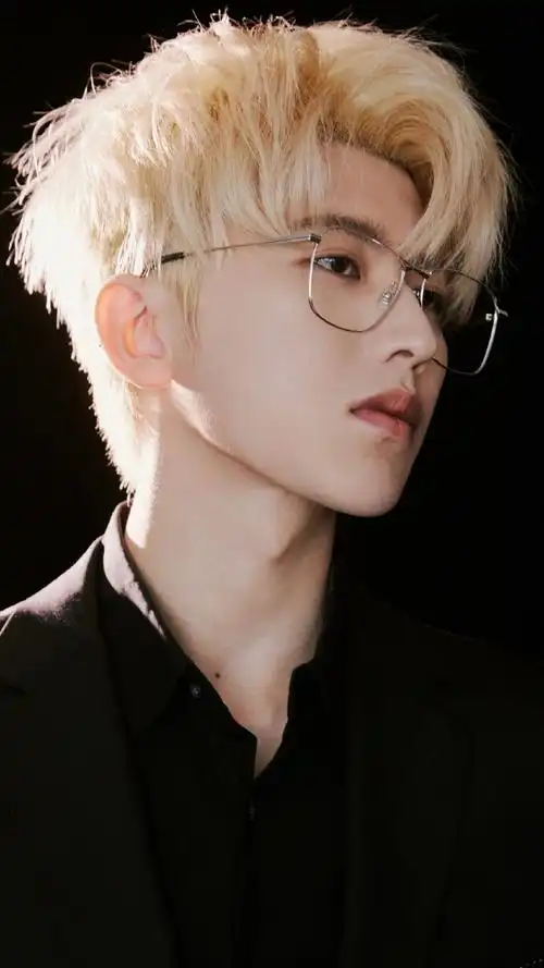 蔡徐坤金发眼镜造型##蔡徐坤金发光晕氛围感