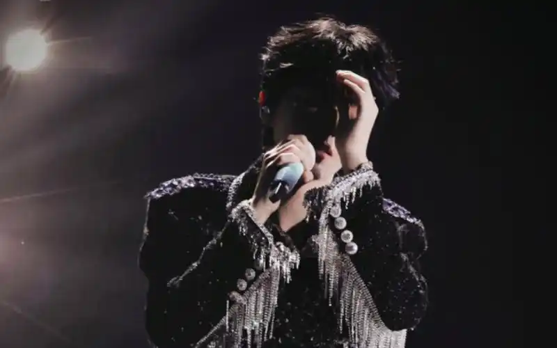 【王俊凯】光暗下来的那一刻,氛围感直接拉满!