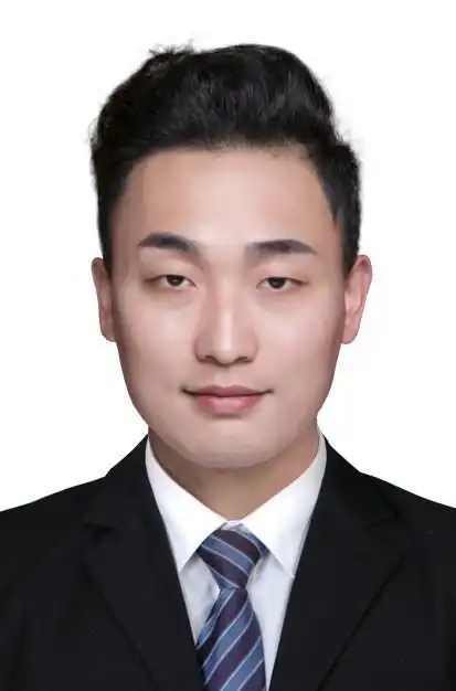 2)电子照片:两寸白底照片,深色西装白衬衣 领带,必须是正规照相馆照片