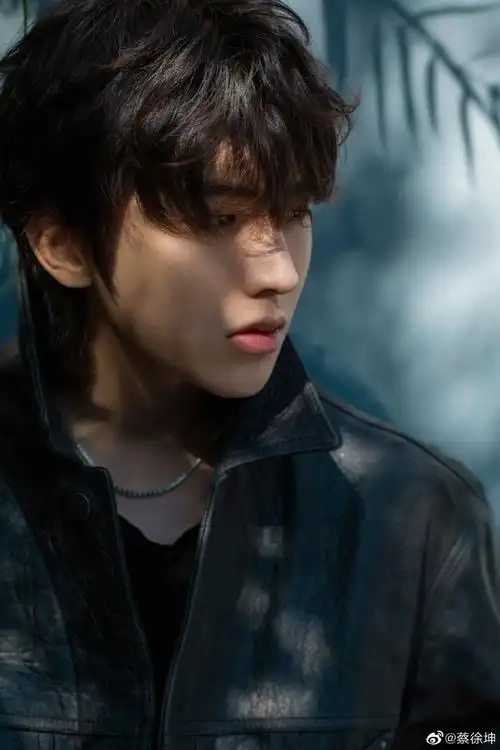 蔡徐坤秋日机车大片随性文艺尽显自由不羁型格