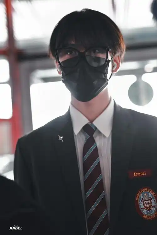 周柯宇制服男高