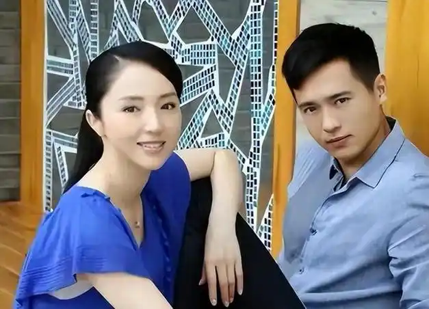 董璇一家三口为小酒窝庆生,41岁高云翔鬓角白发斑斑,憔悴了好多