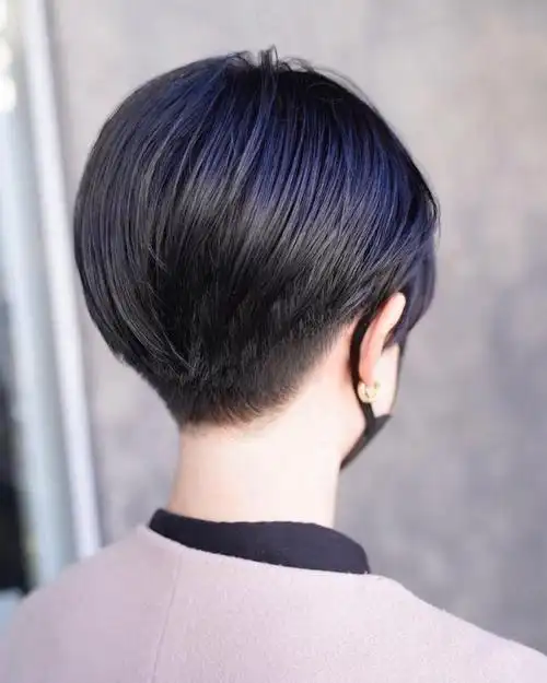 推后脖短发是一款简约而时尚的发型,适合喜欢干练和利落感觉的女生.