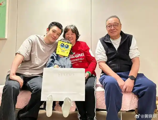 黄晓明晒全家福庆生,祖孙三代同框超有爱,小海绵送爸爸糖果礼盒_儿子