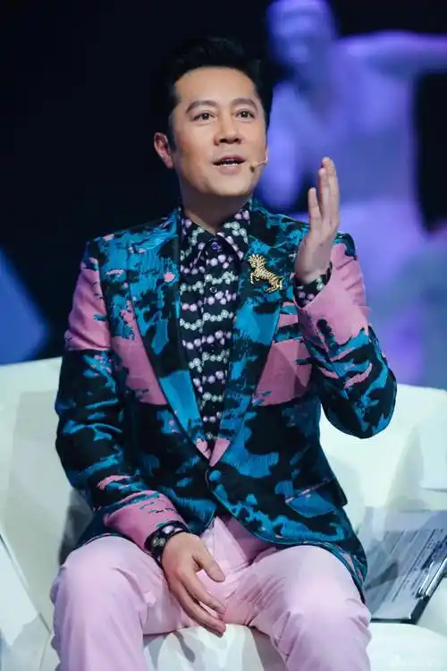 54岁蔡国庆抠鼻子被拍,身子挺拔仍绅士,被妻子倒追8年结婚_儿子_女友