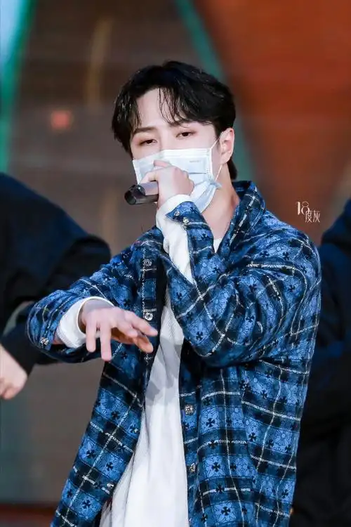 珍藏一部分18度灰拍摄的王一博的照片,他拍的好专业@uniq-王一博