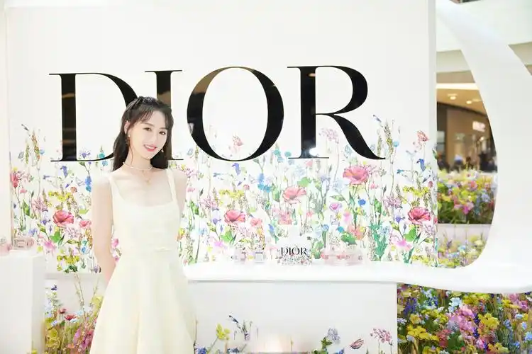 袁冰妍身穿鹅黄色吊带连衣裙出席活动于海边绽放迷人笑颜