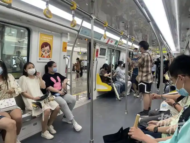 10年了武林广场终于等来杭州地铁3号线刚刚坐上首趟列车的上班族说不