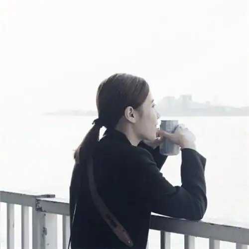 女生头像 背影女头 无人站你前面为你挡枪口 就自己做英雄