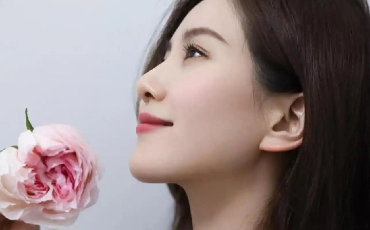 刘诗诗侧颜美照