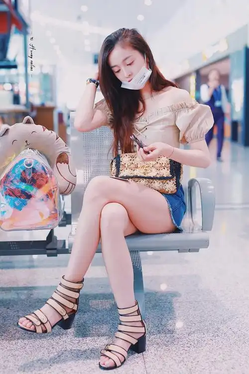 吴宣仪义乌机场出发 大长腿吸引了无数人