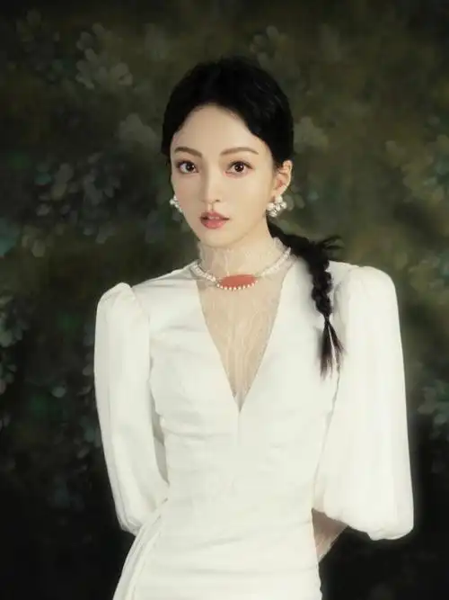 张韶涵戴的molism图纹珍珠项链