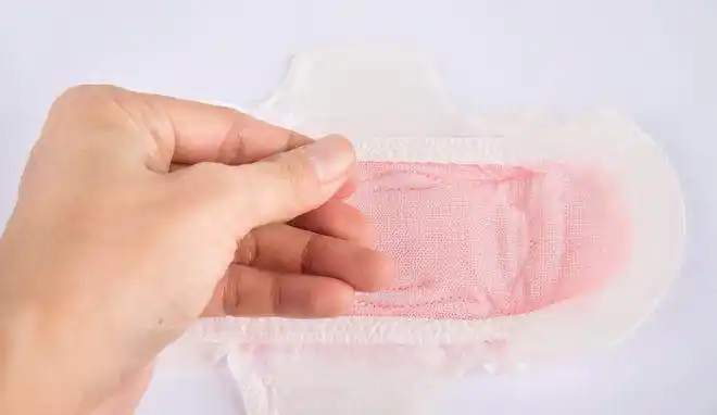 病毒的侵入,如果发现白带有粘稠,有异味,如同淘米水样状,持续的分泌还