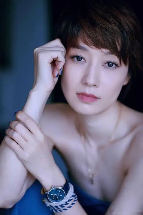 马伊琍穿抹胸装露事业线02笑容灿烂率性自在