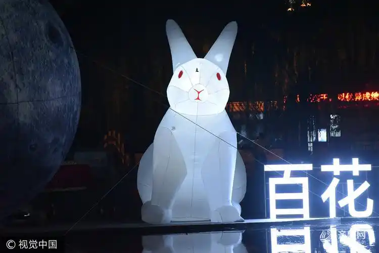 济南萌萌玉兔配巨型月亮造型 萌翻游客