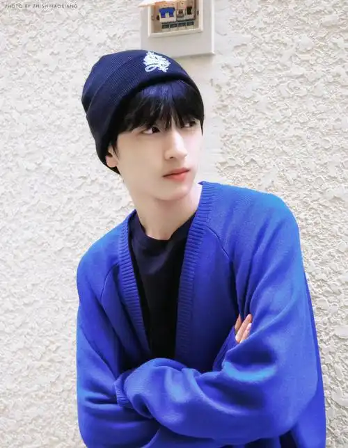 严浩翔蓝色外套四宫格随拍