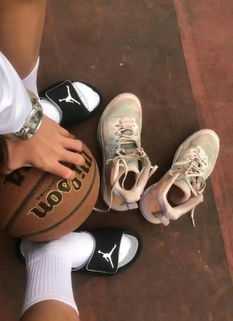 体育生运动装备三件套(拖鞋, 运动鞋,运动袜)