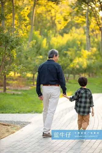 快乐的祖孙俩在公园一起散步-原创广告素材图片-蓝牛仔