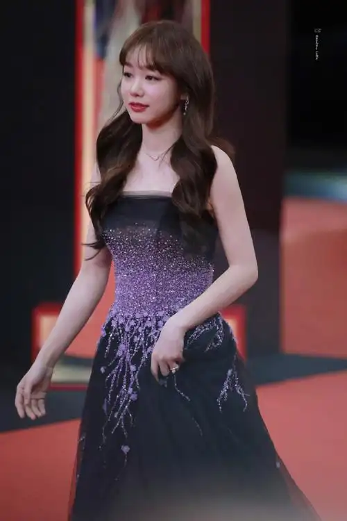 徐梦洁星河冰凌裙##徐梦洁冬日暗夜星河妆