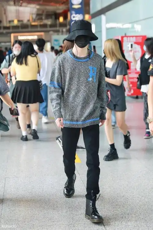 马嘉祺今日机场私服分享,身穿撞色针织毛衣搭配经典款马丁靴,细节处