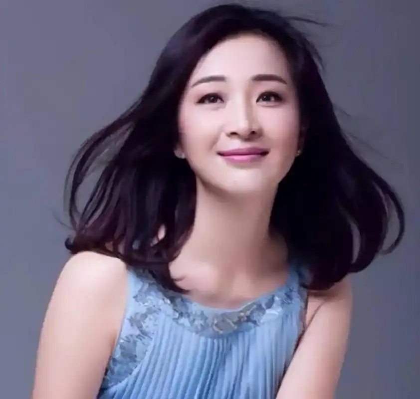 张嘉译走红后,豪掷7000万给第二任妻子王海燕买了别墅和豪车,但他前妻