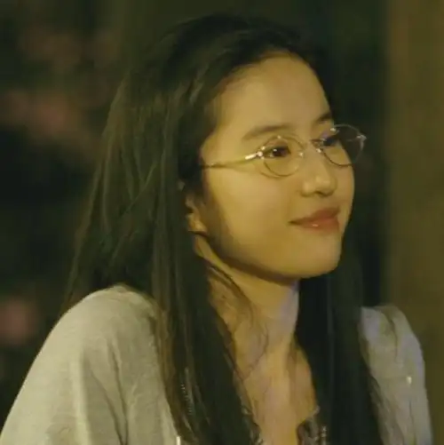 刘亦菲戴眼镜的造型还是11年前的恋爱通告里最好看吧