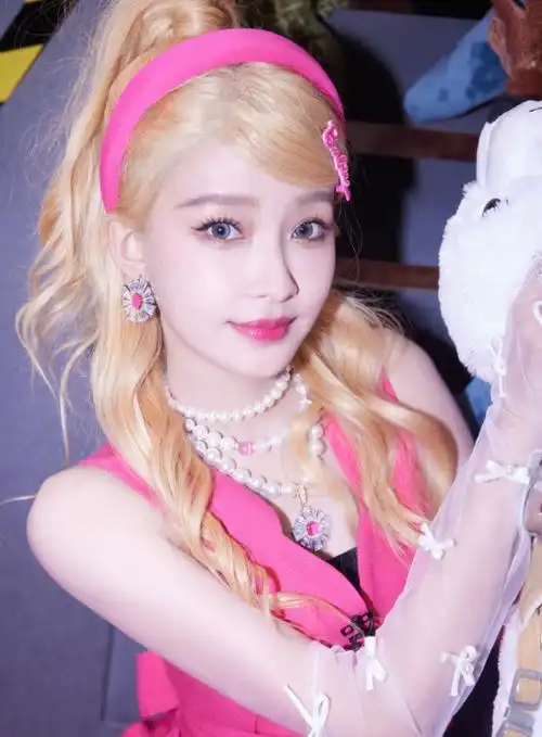 董子健陪女儿上美术课,头发长的能扎辫子,才30却有着50岁的沧桑_孙怡