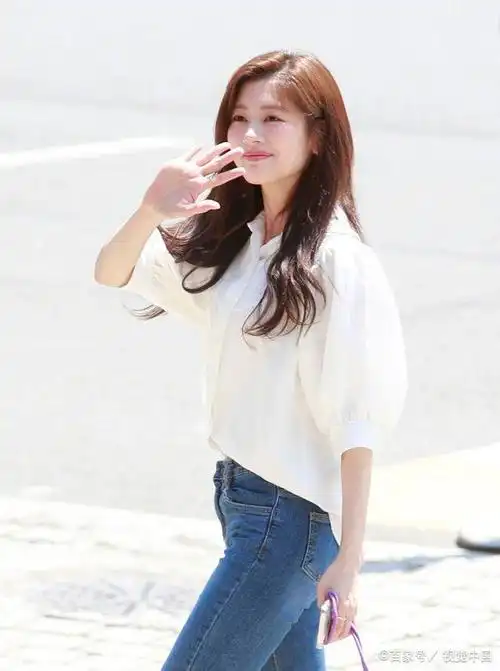 韩国女星郑素敏现身,穿白色泡泡袖衬衣牛仔裤,清纯可爱