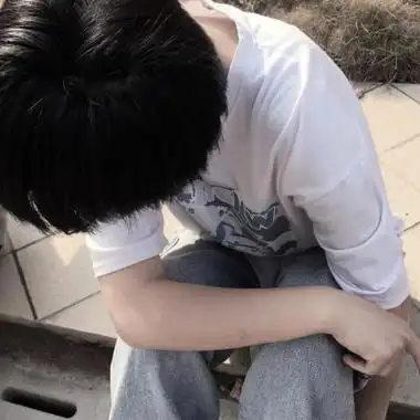 低头男生头像冷酷帅气高清图片