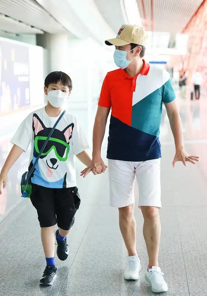 恰逢今天是六一儿童节,父子俩还特意比了六一手势可爱十足.