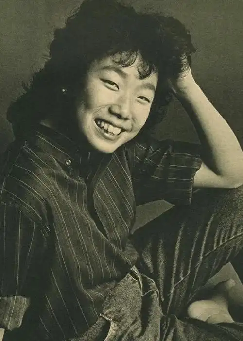 她曾被父母戏称为"丑八怪",小时候的林忆莲长相平平,但天生优美的嗓音