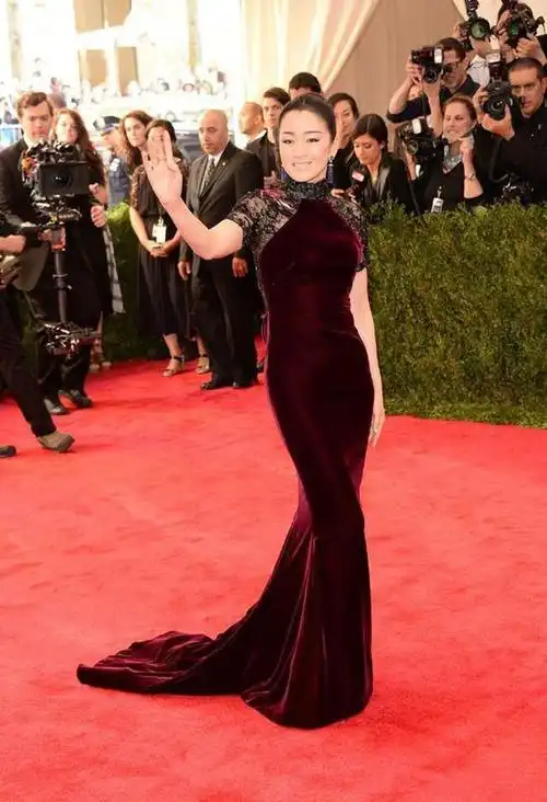 巩俐越穿越大胆!穿改良旗袍却还要露出内衣