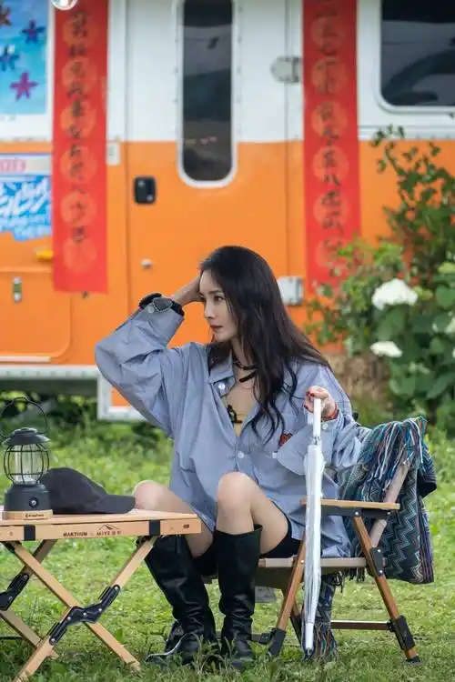 杨幂长发飘飘黑色长筒靴写真