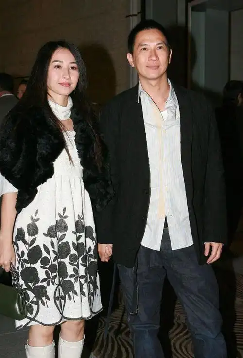 关咏荷难得露面穿绿色长裙配贵妇卷好优雅比年轻时更惊艳