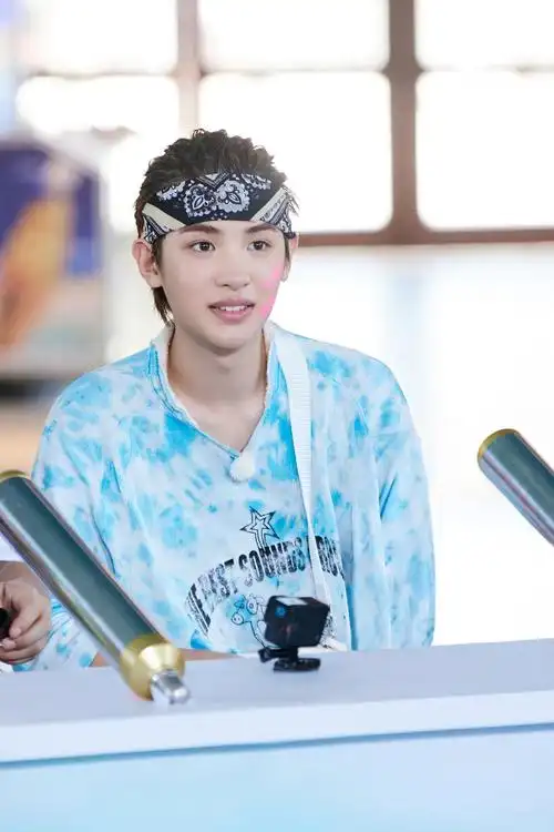 黄明昊极限挑战剧照释出脏辫搭配黑色发带