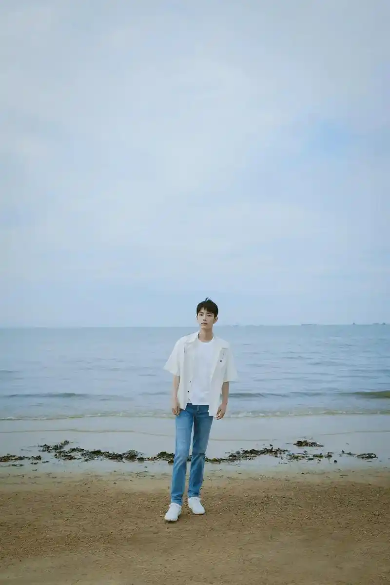 肖战 海边 沙滩 白衣飘飘的少年,是梦中的风景啊. - 抖音