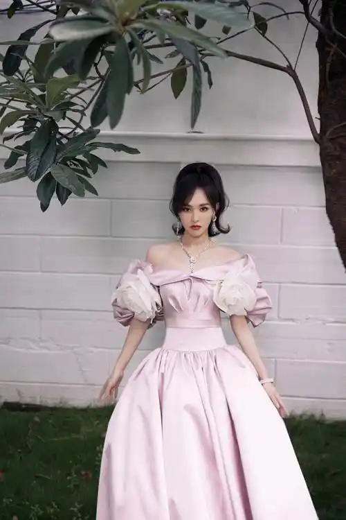 唐嫣粉红礼服抹胸性感写真_活动_锁骨_粉红色