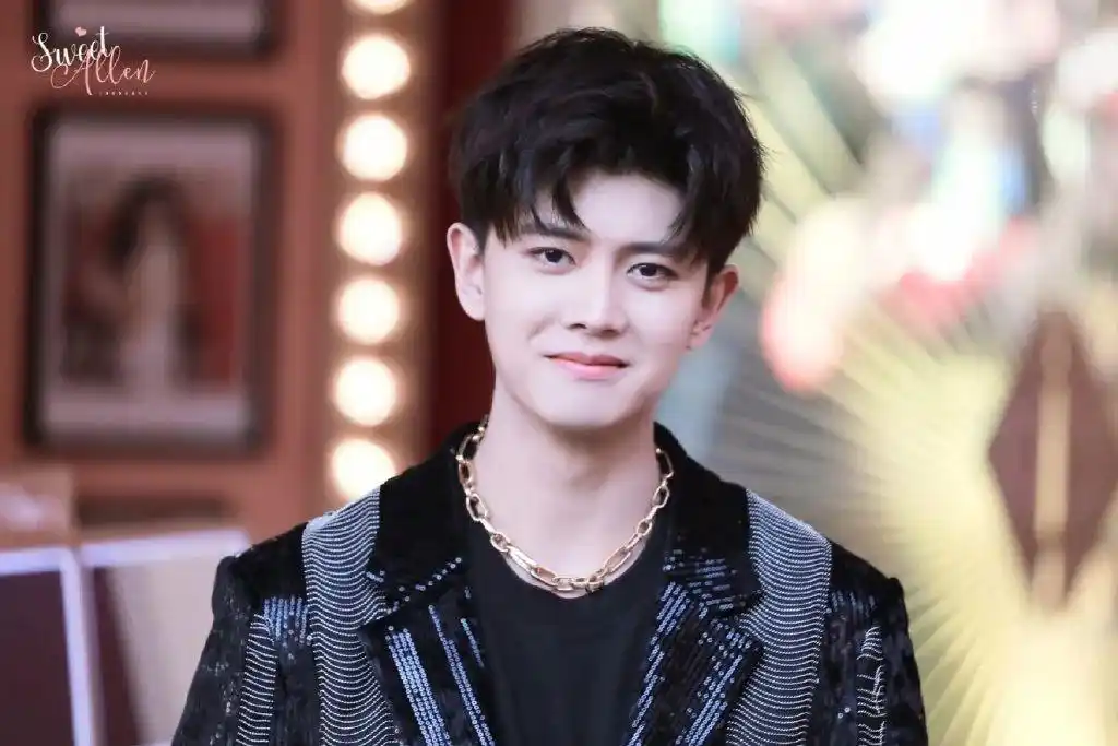 任嘉伦壁纸这么温柔善良的男孩子值得我们全力以赴地爱他