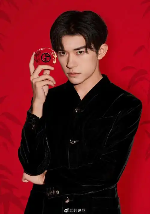 易烊千玺阿玛尼美妆全球品牌代言人