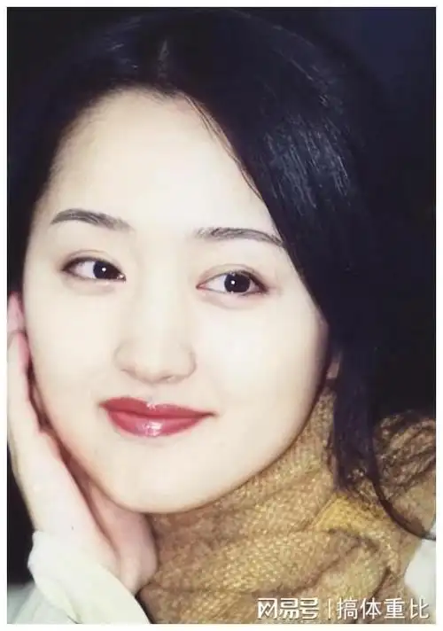 杨钰莹依旧像年轻时那样亲切地称呼粉丝为"萤火虫",她的亲和平易近人