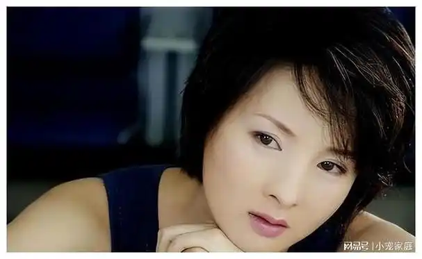 每当谢兰在片场感到疲惫时,师小红总会适时地递上一杯热茶,或是在她