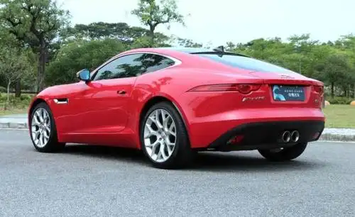 捷豹f-type 3.0t 硬顶 机械增压 红色 手自一体