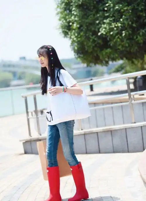 郑爽基础造型也时髦,t恤,牛仔裤配"彩虹"发卡,真显少女气息