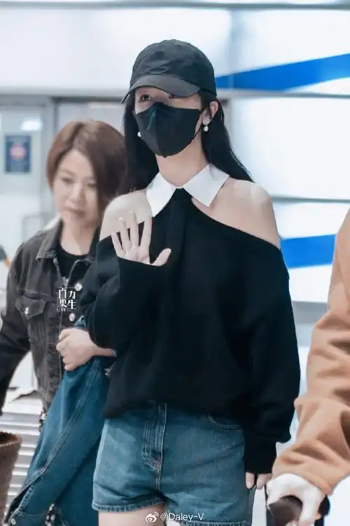 杨紫露肩黑上衣## 杨紫巴黎时装周