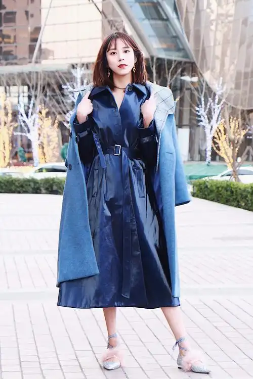 蓝色系风衣&大衣的叠穿在冬季格外亮眼,搭配blingbling的羽毛鞋才是