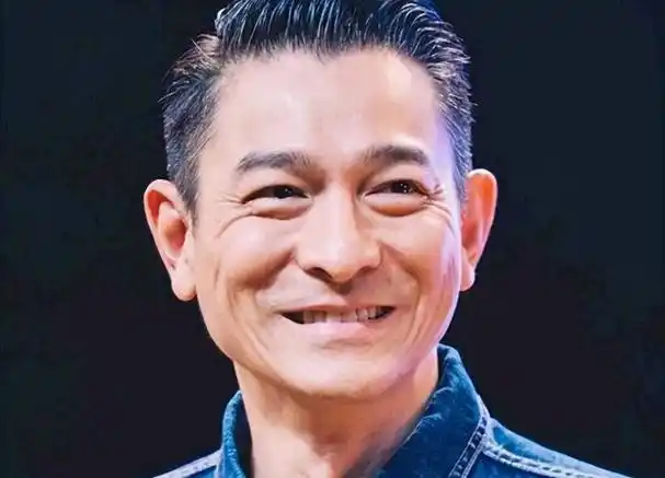 近日,一组刘德华的最新照片在网络上引发了轩然大波.